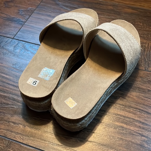 NWOT Platform Sandals - Picture 3 of 4